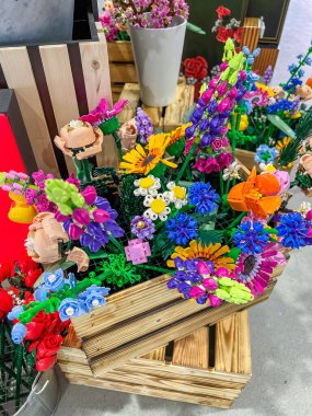 Prag, Çek Cumhuriyeti - 22 Nisan 2024: Büyük buket Lego inşaatçısı çok renkli plastik çiçekler tahta bir kutuda Botanik Koleksiyonu. Bir kadın ya da kız için mükemmel bir hediye. Yüksek kalite fotoğraf