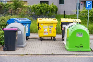 Prag, Çek Cumhuriyeti - 11 Haziran 2024: Atık ayıklama için şehir sokaklarındaki çöp bidonları