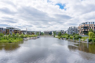 Prag, Çek Cumhuriyeti - 11 Haziran 2024: Seçkin lüks DOCK konut kompleksinin panoramik görünümü. Yaz günü Vltava nehrinin yanında yatları olan modern mimari ve marina. Büyük şehir hayatı