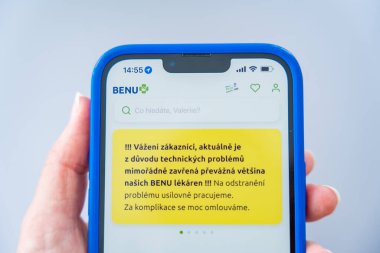 Prag, Çek Cumhuriyeti - 19 Temmuz 2024: Benu eczane başvurusu. Çekçe metin: Teknik arızalar nedeniyle Benu eczane zinciri kapatıldı. Nedeni: Microsoft sunucuları çöktü