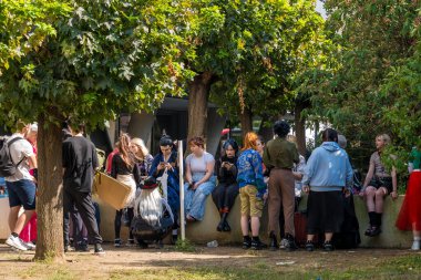 Prag, Çek Cumhuriyeti - 28 Temmuz 2024: Prag 'da Advik Festivali' nden sonra, Japon pop kültürünü canlı anime ve manga karakterleriyle kutladık. Etkinlikte yaratıcılık ve tutku sergileniyor.