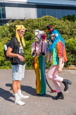 Prag, Çek Cumhuriyeti - 28 Temmuz 2024: Prag 'da Advik Festivali' nden sonra, Japon pop kültürünü canlı anime ve manga karakterleriyle kutladık. Etkinlikte yaratıcılık ve tutku sergileniyor.