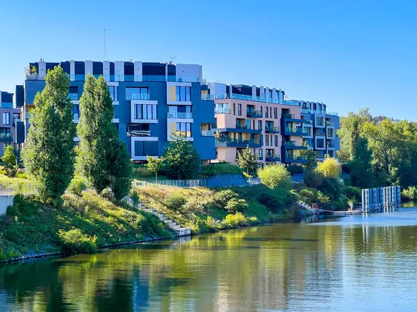 Prag, Çek Cumhuriyeti - 29 Temmuz 2024: Seçkin lüks apartman dairesi DOCK River Watch manzaralı. Yaz günü Vltava nehrinin yanında İskandinav tarzında modern mimari.