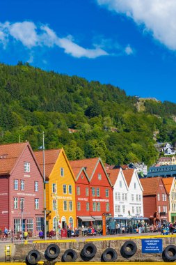 Bergen, Norveç - 9 Temmuz 2024: Bergen, Norveç 'te yaz günü Bryggen - geleneksel kırmızı ahşap evler sergilenmektedir. Şehir merkezinde renkli bir tarihi eser.