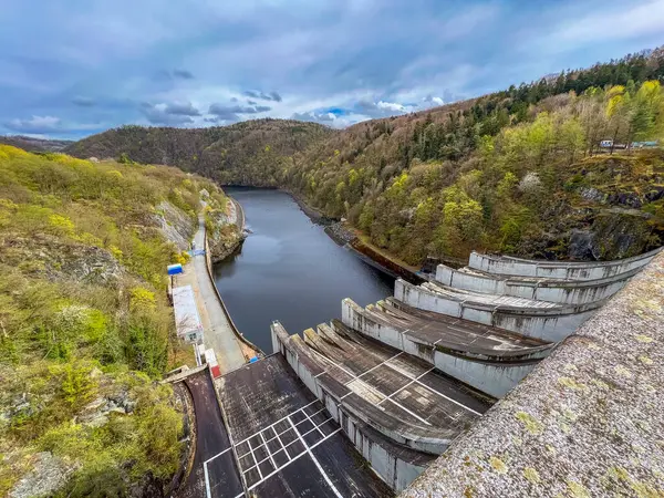 stock image Slapy, Czech Republic - April 22, 2022: A scenic view of the dam and river nestled between forested hills in the Czech Republic. The dam sits calmly with the lush spring landscape.