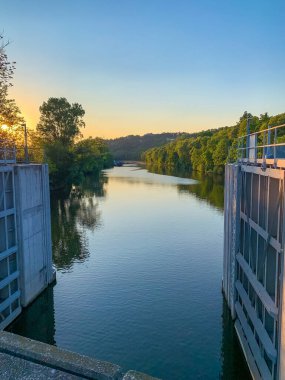 Prag, Çek Cumhuriyeti - 2 Haziran 2021: Vltava Nehri ve gün batımında Liben marinasının sel koruması.