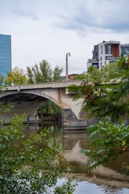 Prag, Çek Cumhuriyeti - 12 Eylül 2024: Libensky Köprüsü sütunlarında görünür sel seviyesi işaretleriyle ele geçirildi.