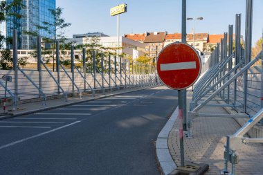 Prag, Çek Cumhuriyeti - 20 Eylül 2024: Holesovice bölgesinde bir sel engeli, yüksek su riskleri sırasında güvenliği garanti altına alan, giriş işareti olmayan bir yolu kapatıyor.