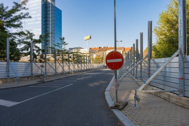 Prag, Çek Cumhuriyeti - 20 Eylül 2024: Holesovice bölgesinde bir sel engeli, yüksek su riskleri sırasında güvenliği garanti altına alan, giriş işareti olmayan bir yolu kapatıyor.