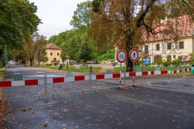Prag, Çek Cumhuriyeti - 16 Eylül 2024: Prag 'daki Thomayer Bahçeleri' ne bariyerler, sel tehdidi sırasında yayalar ve bisikletçiler için uyarı işaretleriyle girişi engelledi.