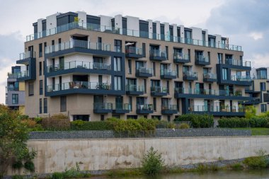 Prag, Çek Cumhuriyeti - 16 Eylül 2024: Vltava nehri yakınlarındaki modern DOCK mimarisinin lüks konutu