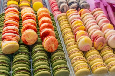 Canlı Fransız kurabiyelerinin yakın plan çekimleri bir pastanede sergileniyordu. Renkli çeşitlilikte Prag 'daki kırmızı, sarı, yeşil ve mermer badem kurabiyeleri, gurme tatlılar yer alıyor.