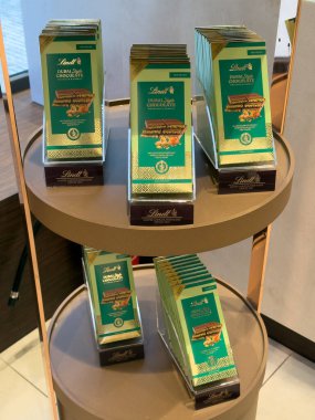 Prag, Çek Cumhuriyeti - 31 Ocak 2025: Lindt Dubai Stili Şam fıstıklı ve kadayif çikolatalarının yakın çekimi, lüks bir mağazadaki altın bir stantta sergilendi. Prag 'da kaliteli İsviçre çikolatası