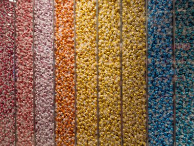 Prag, Çek Cumhuriyeti - 31 Ocak 2025: Prag 'da Lindt Lindor çikolatalı trüf sergisi. Kırmızı, pembe, turuncu, sarı ve mavi folyo ambalajlı çeşitli aromalar 