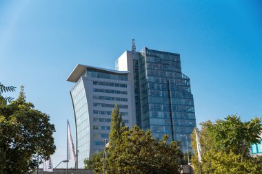 Prag, Çek Cumhuriyeti - 20 Eylül 2024: Deniz feneri kulesi, Prag Holesovice bölgesinde modern bir cam ofis binası. Mavi gökyüzü olan açık bir günde alçak açılı bir açıdan çekilen.