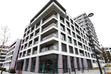 Prag, Çek Cumhuriyeti - 1 Aralık 2024: Zizkov ilçesindeki Parkova ctvrt konut binası. Temiz hatları ve balkonları olan modern mimari. Sokak seviyesinden yukarı doğru perspektifle çekilmiş. 
