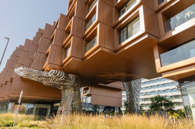 Prag, Çek Cumhuriyeti - 21 Eylül 2024: Çağdaş mimari Parça, David Cerny 'nin paslanmaz çelik el heykeli tarafından desteklenmektedir. Modern Çek mahallesinde yenilikçi şehir tasarımı.