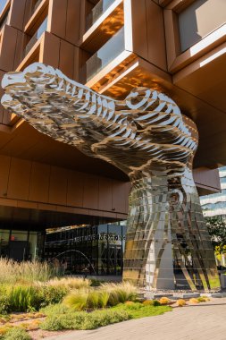 Prag, Çek Cumhuriyeti - 21 Eylül 2024: Çağdaş mimari Parça, David Cerny 'nin paslanmaz çelik el heykeli tarafından desteklenmektedir. Modern Çek mahallesinde yenilikçi şehir tasarımı