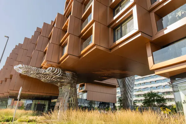 Prag, Çek Cumhuriyeti - 21 Eylül 2024: Çağdaş mimari Parça, David Cerny 'nin paslanmaz çelik el heykeli tarafından desteklenmektedir. Modern Çek mahallesinde yenilikçi şehir tasarımı.