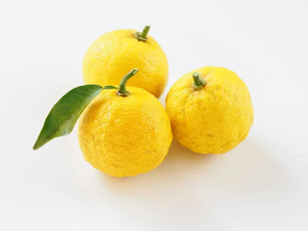 Beyaz arka planda olgun Japon meyveleri 