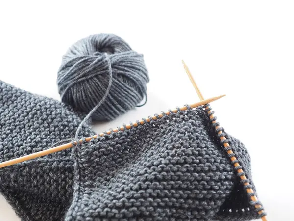 Beyaz arkaplanda örgü resmi