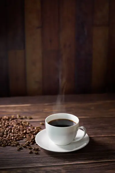 Ahşap arka plan üzerinde tahıllar ile kahve