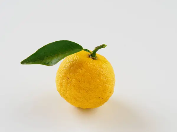 Beyaz arka planda olgun Japon meyveleri 