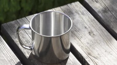 Açık havada bir fincana kahve dolduruyorum.