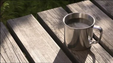 Açık havada bir fincana kahve dolduruyorum.