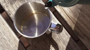 Açık havada bir fincana kahve dolduruyorum.