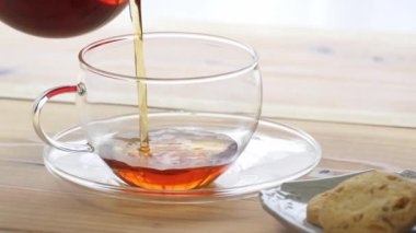 Demlikten fincana sıcak çay döküyorum.