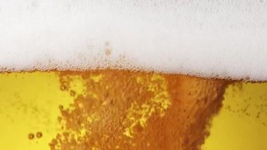 Bira dökme sahnesi yakın çekim