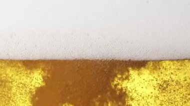 Bira dökme sahnesi yakın çekim