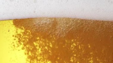 Bira dökme sahnesi yakın çekim