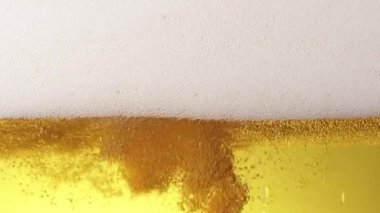 Bira dökme sahnesi yakın çekim