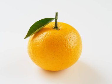 Beyaz arka planda yaz mandalinaları