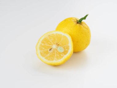 Beyaz arka planda Japon yuzu meyveleri