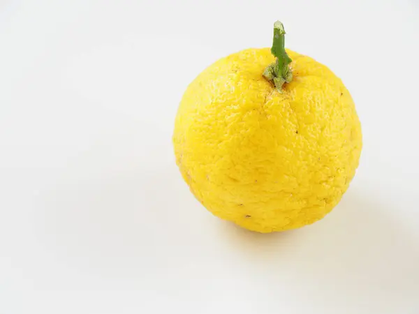 Beyaz arka planda Japon yuzu meyveleri