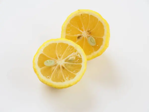 Beyaz arka planda Japon yuzu meyveleri