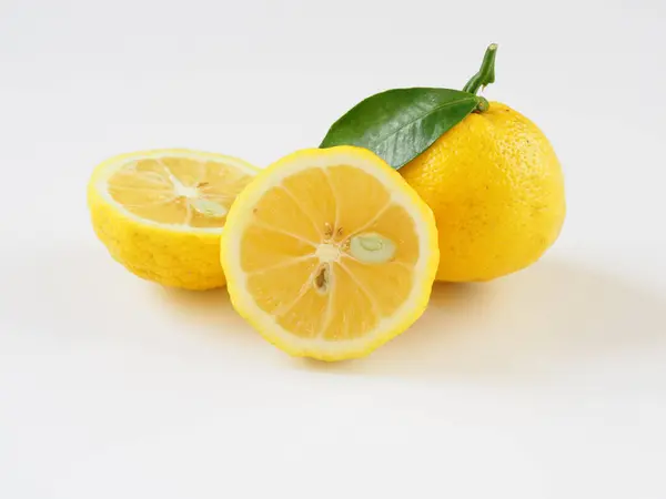 Beyaz arka planda Japon yuzu meyveleri