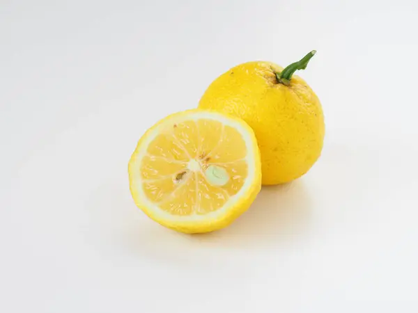 Beyaz arka planda Japon yuzu meyveleri
