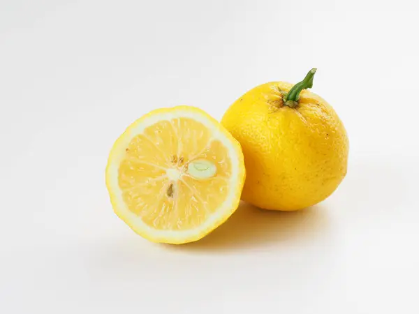 Beyaz arka planda Japon yuzu meyveleri