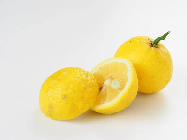 Beyaz arka planda Japon yuzu meyveleri