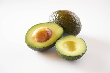 Beyaz arkaplanda Avokado meyvesi  
