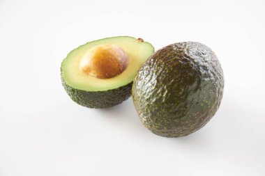 Beyaz arkaplanda Avokado meyvesi  