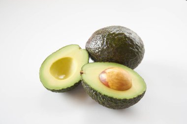 Beyaz arkaplanda Avokado meyvesi  