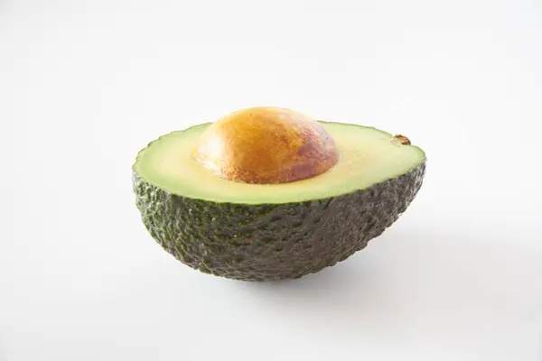 Beyaz arkaplanda Avokado meyvesi  