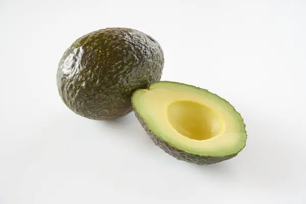 Beyaz arkaplanda Avokado meyvesi  