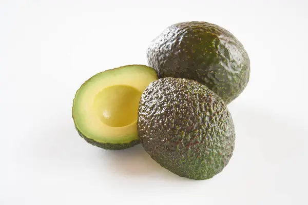 Beyaz arkaplanda Avokado meyvesi  