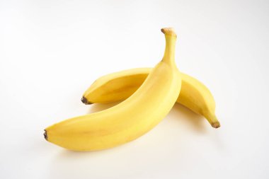  Beyaz arkaplanda muz meyvesi 